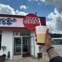 Peaches N’ Cream smoothie😋  at Good Berry Cafe in Blue Ridge