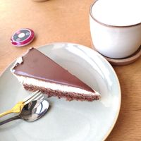 Leckere Schokotorte mit feinem Hafermilch-Cappuccino at Mommy's Cafe in Kaiserslautern