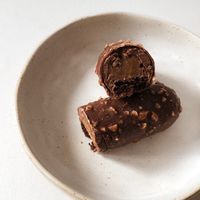 Entremets chocolate e caramelo salgado  at CAOS - O Futuro É Vegetal in Lisbon