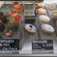 fruti tartlet and "Pasticciotto leccese" a typical sweet from the South of Italy at 100% Bio Lab in Rome