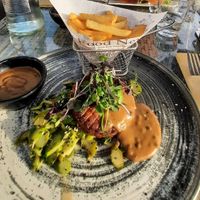 Steak haché, sauce au poivre at Saveurs à la Clé in Gembloux