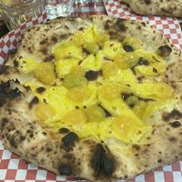 Oro di Napoli (se ve más amarilla de lo normal por la luz)  at La Pizza di Napoli in Marbella