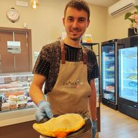 Calzone ripieno di pomodoro e mozzarella appena sfornato at Unima in Terni