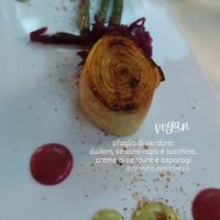 Sfoglia di daikon, sedano rapa e zucchine con crema di verdure e asparagi at Ristorante Come in Famiglia in Rivoli