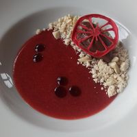 Dessert fragole, cioccolato e crumble di mandorle at Ristorante Come in Famiglia in Rivoli