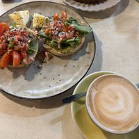 Bagel vegano con plata, rúcula y criolla. Capuccino con leche vegetal   at Ritual Café   in Montevideo