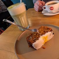 Carrot cake & matcha latte at HappenPappen in Hamburg