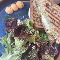 Chimichurri grilled cheese Sandwich mit Beilagensalat  at HappenPappen in Hamburg