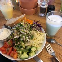 Mango Tango Smoothie, Grosser Happenpappen Salat and Matcha Latte at HappenPappen in Hamburg