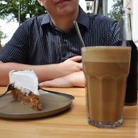 apple pie and latte with almond milk. at HappenPappen in Hamburg