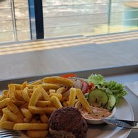 Vegane Frikadelle mit Pommes, dazu veganer Dip (17.06.2024) at Hafen-Bistro in Dagebuell