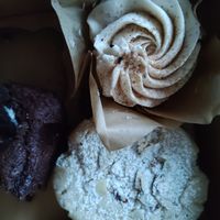 Dirty chai latte cupcake, almond sandwich cookie, corner of Oreo brownie. All Fire! 🔥🔥😋 #Veganuary at Sweet Haven Bakery in Citrus Heights