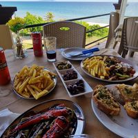 Went with my non-vegan husband. The owner understood what vegan food means and explained to me which dishes were vegan. I opted for the olives, the fries, the garlic bread (which i at Kostas Grill in Corfu