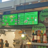 Comptoir pour commander. Le menu affiche des options véganes at Zeitoun in Quebec