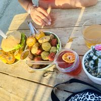 Bucket vegan, pita vegan et empanadas, thé glacé maison et bierre locale  at Hey Poulette in Mimizan