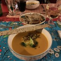 Zuppetta mediorientale di carote con broccolo arrostito, granola salata e cracker ai semi di sesamo  at La Cena di Pitagora in Ponte Nizza