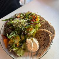 Salade met gegrilde groenten. Zelfs een heerlijk spruitje erin! En ook de kruidenkast vegan. Mmmm!   at Brood & Zoets in Amersfoort