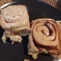 Macadamia links, classic Zimtschnecke rechts at Cinnamood in Bremen