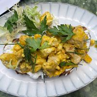 Brot mit Kräutercreme und Tofu-Rührei  at Motto Brot in Vienna