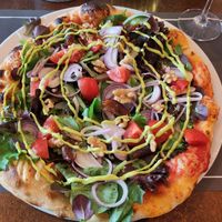 This pizza brings all the boys to the yard 🍕 at Buon Appetito in Den Burg