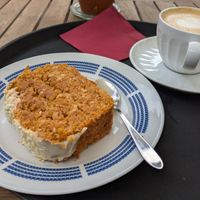 Kokos-Möhrenkuchen und Flat White mit Hafermilch at Café Central in Zinnowitz