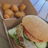 Classic Burger, Chili Cheese Nuggets at Liners Food in Hannover
