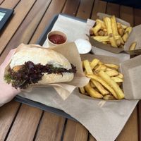 Fresh liner mit Pommes Knobi (vorne) und Rosmarin (hinten)   at Liners Food in Hannover