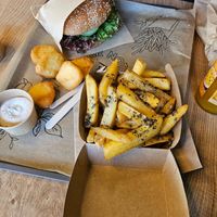 Green Liner, Nuggets, Fries with rosemary and truffle mayonnaise at Liners Food in Hannover