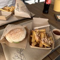 Vegane Burger mit Knoblauch Pommes   at Liners Food in Hannover