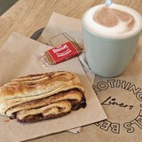 Cinnamon roll with hot chocolate at Liners Food in Hannover