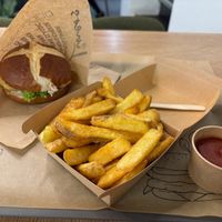Burger mit Fritten und Ketchup at Liners Food in Hannover