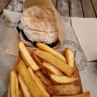 Spicy burger and fries at Liners Food in Hannover