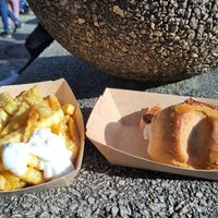 Pommes mit veganen Leberkäs at Bratwursthütte Saalfelder Feengrotten - Kiosk in Saalfeld