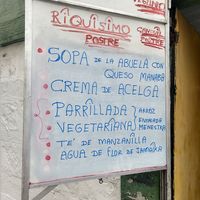 Exterior sign with meal of the day at Nutre Vida in Guayaquil
