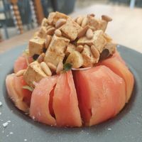 Volcán de tomate rosa con pesto y tofu. Me encanta! at La Capella in Sabadell