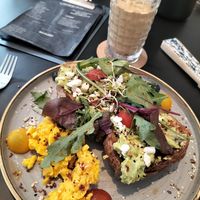 Avocado toast met Greek White en vegan roerei at Urbean Striesen in Dresden