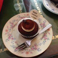 Tiramisu cupcake at 19:77 - VEGAN:DINER+BAR, Home of RAMONES MUSEUM in Berlin