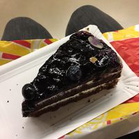 Super good vegan blueberry pie! 3,10€ at 19:77 - VEGAN:DINER+BAR, Home of RAMONES MUSEUM in Berlin