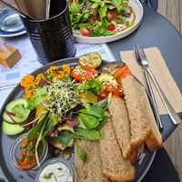 Platte und im Hintergrund Stulle at Bertis in Karlsruhe