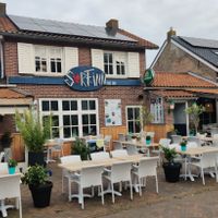 Drei vegane Gerichte. Sehr nettes Personal. Das Lokal ist im alten Stadtkern und sehr uhrig. at Surf-Inn in Scharendijke