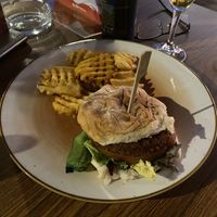 Hamburguesa con patatas   at Mangata Brunch in Premia De Mar