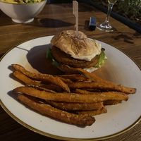 Hamburguesa con batata   at Mangata Brunch in Premia De Mar
