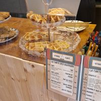 Cookie and croffle at Otaku Café in Orleans