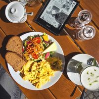 Rührei mit Brot, Butter und Salat. Matcha-Latte at Café Goldjunge Nippes in Cologne