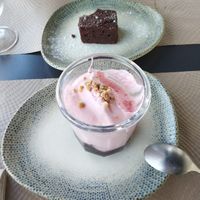 Mousse de fresa y chocolate + brownie de chocolate at Lila in Leliana