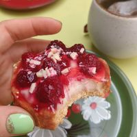 Tartelette végane chocolat blanc framboise, une merveille at ASRAYA in Aubenas