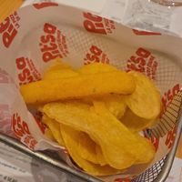 Freshly cut crisps with polenta sticks at Pit'sa in Milan