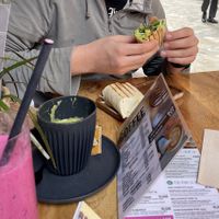 Avocado, Cheese & Pesto Wrap Toasted, Matcha Latte und Pink Passion Smoothie  at PLANT SHACK - Palma City in Mallorca