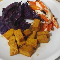 Tempeh alla curcuma, carote con salsa tahini e cavolo rosso at La Pentola Vegana in Monza
