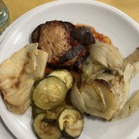 Piatto misto con parmigiana, finocchi, zucchine alla paprika e sedano rapa arrosto  at La Pentola Vegana in Monza